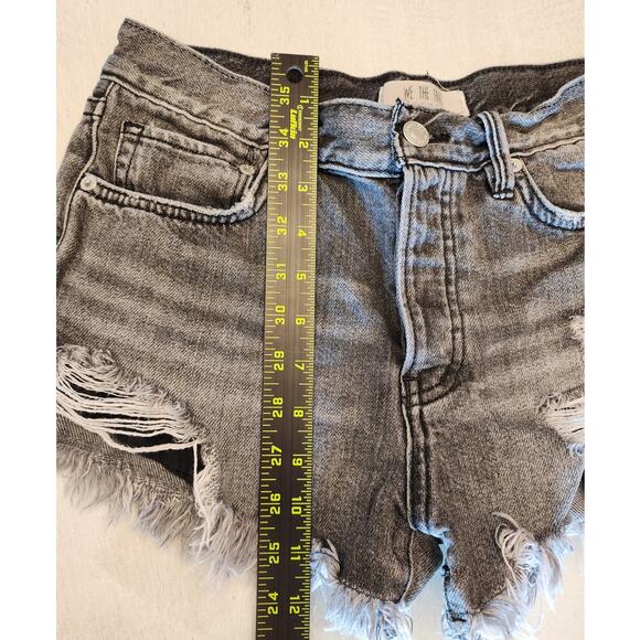 We The Free Women's Cut Off Denim Shorts SZ 25 Distressed Button Fly - Picture 7 of 8